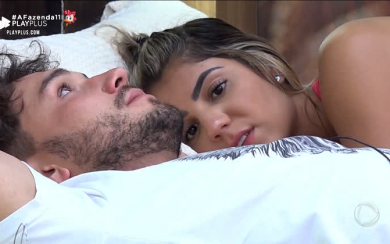 Lucas e Hari conversam sobre o futuro e brigam