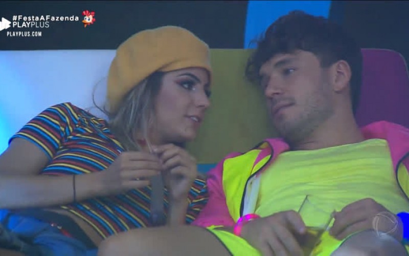 Lucas e Hari se beijam durante festa e tentam se acertar