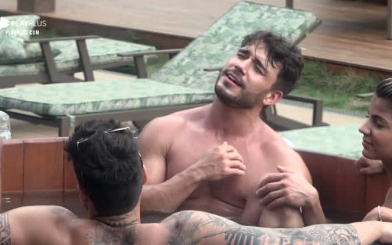 Lucas e Netto cantam sucessos do sertanejo raiz no ofurô