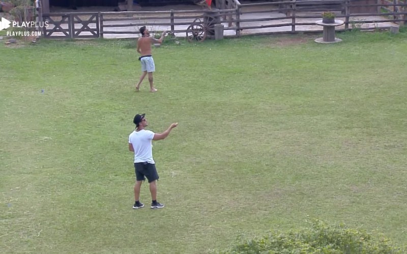 Lucas e Rodrigo soltam pipa para passar tempo no confinamento