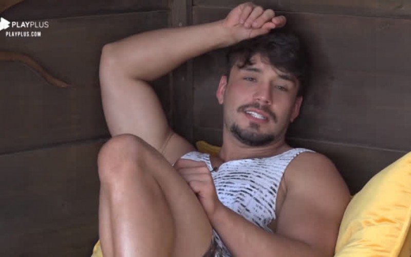 Lucas faz proposta para Hari: 