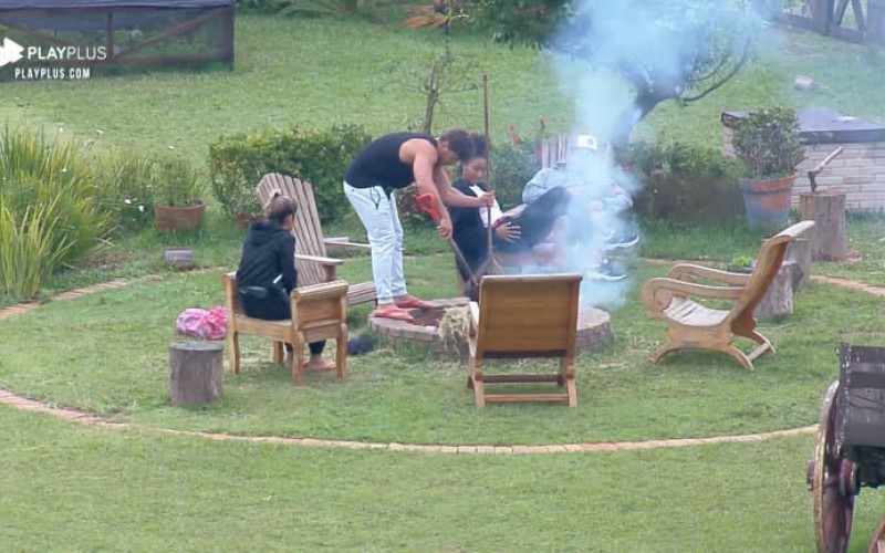 Lucas, Hariany, Sabrina, Rodrigo e Thayse fazem fogueira
