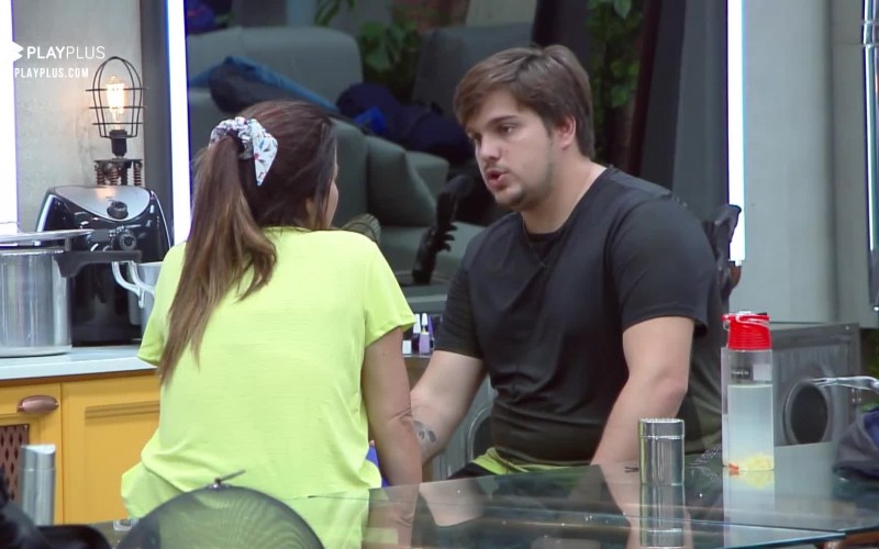 Lucas pede desculpas para Camila por não ter ido bem na prova