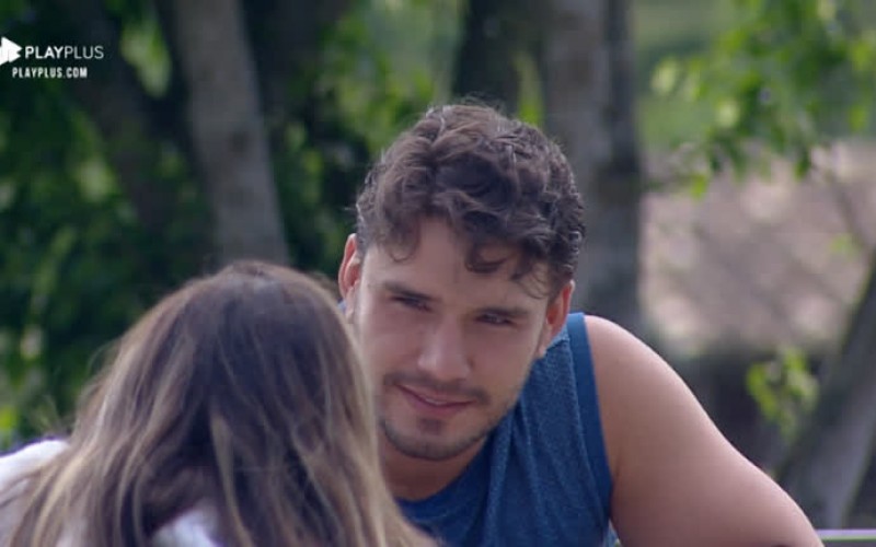 Lucas questiona Hari após peoa negar beijo: 