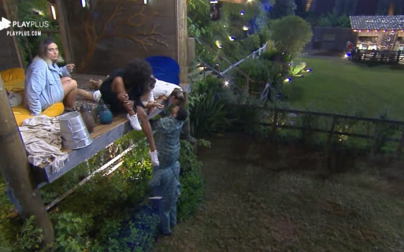 Lucas sobe nos ombros de Netto para beijar Hari na casa da árvore