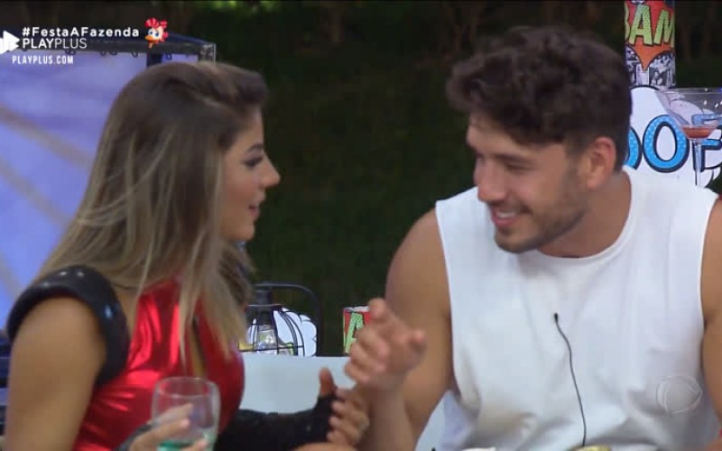 Lucas tenta ficar com Hari durante a festa e leva fora