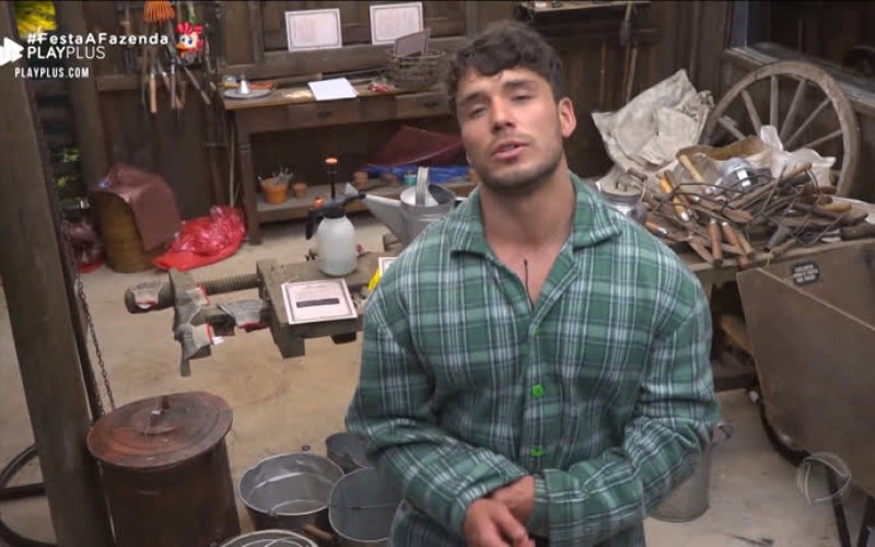 Lucas toca o sino após brigar com Hari e causar punições