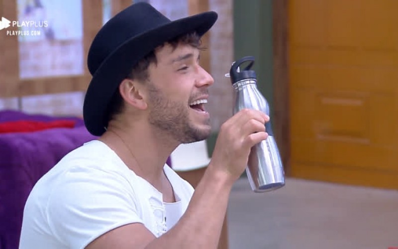 Lucas Viana canta na cozinha e Hari Almeida diz que ele é desafinado