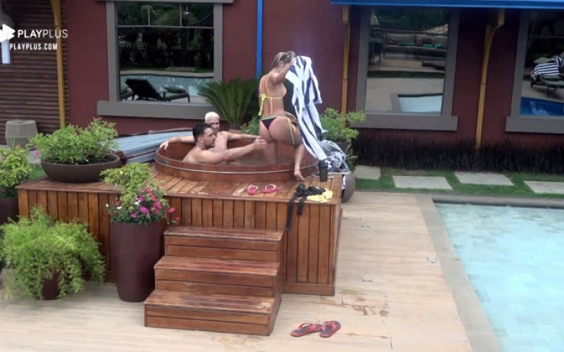 Lucas Viana dá tapa no bumbum de Hari Almeida e peoa reage: 