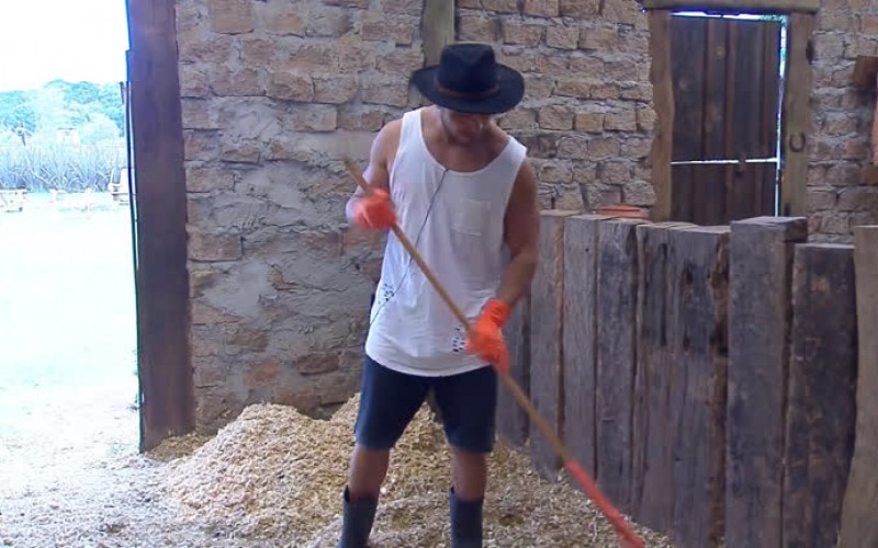 Lucas Viana é encarregado de limpar baia do cavalo Lyon