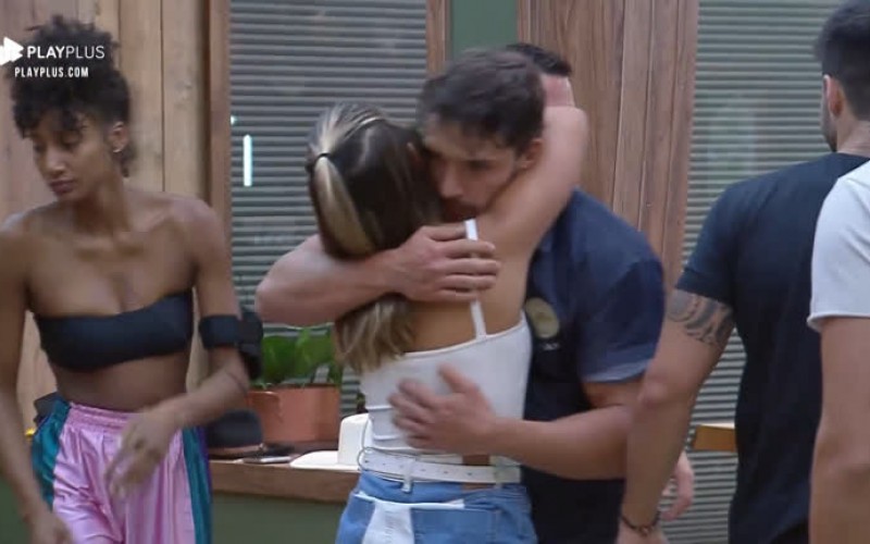 Lucas Viana e Hari Almeida se abraçam após Prova do Fazendeiro