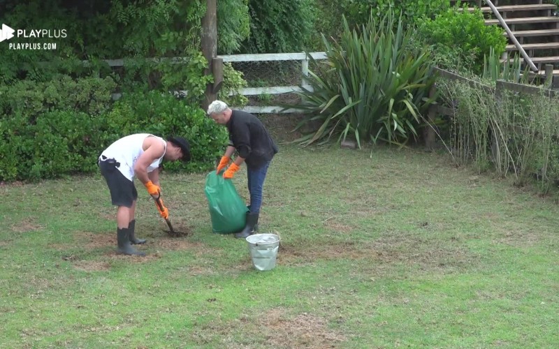 Lucas Viana e Viny Vieira fazem limpeza na área externa da sede
