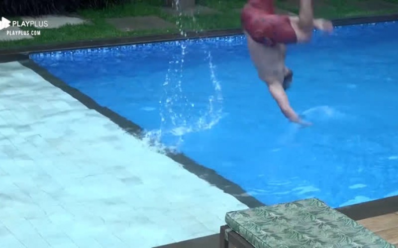 Lucas Viana nada na piscina após forte chuva em 