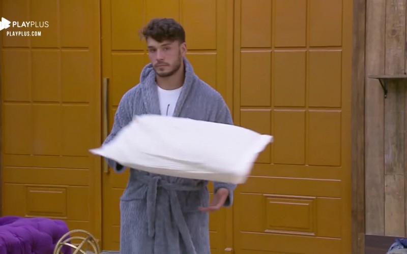 Lucas Viana pega manta e travesseiro e dorme fora da sede