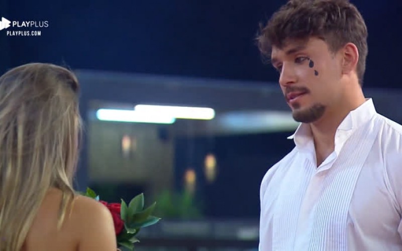 Lucas Viana se declara para Hari e ela pergunta: 