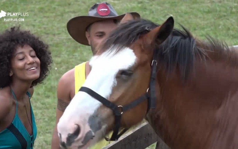 Lyon tenta tirar a roupa de Sabrina Paiva e peoa cai na risada