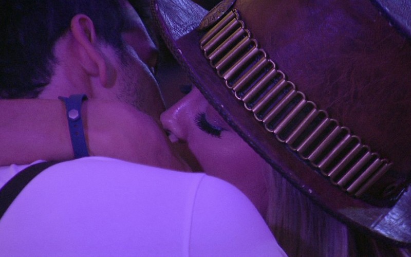 Maycon e Isabella se beijam!