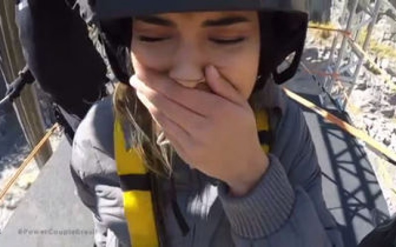 Munik chora de medo da altura da plataforma da Prova dos Casais