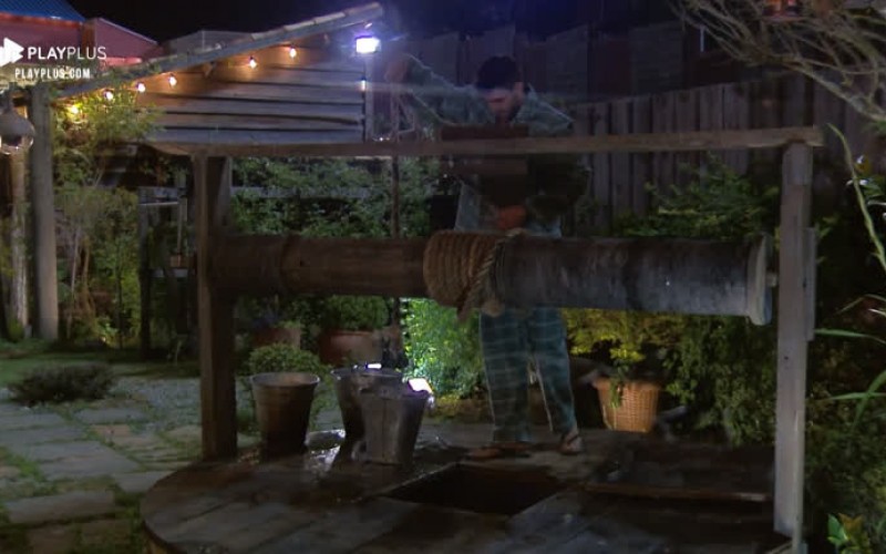 Na baia, Netto pega água do poço para tomar banho