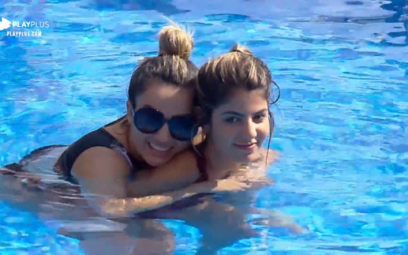 Na piscina, peões cantam sucessos da música brasileira