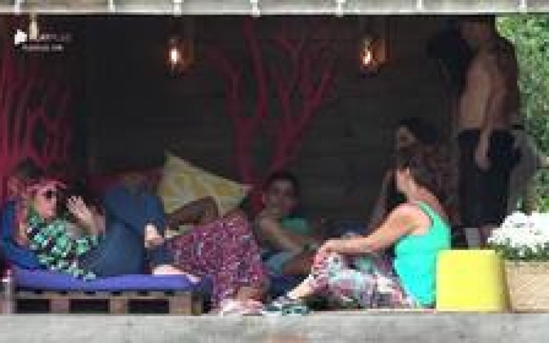 Nadja se desentende com Perlla e a chama de "amiga da onça"