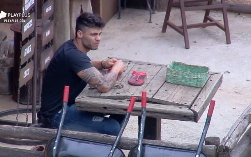 Netto conserta chinelo de Lucas Viana usando apenas arame