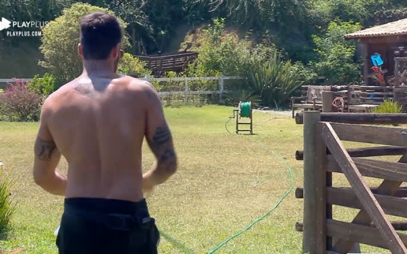 Netto passa a manhã cuidando da área das aves na fazenda