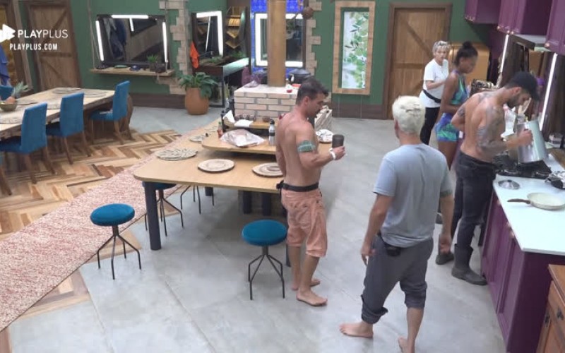 Netto reclama de louça suja pela casa e Andrea concorda