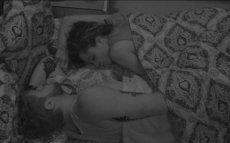 Paula e Breno dormem após noite quente