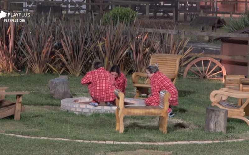 Peoas da baia fazem fogueira: ‘Fogo nas falsianes’, diz Hari