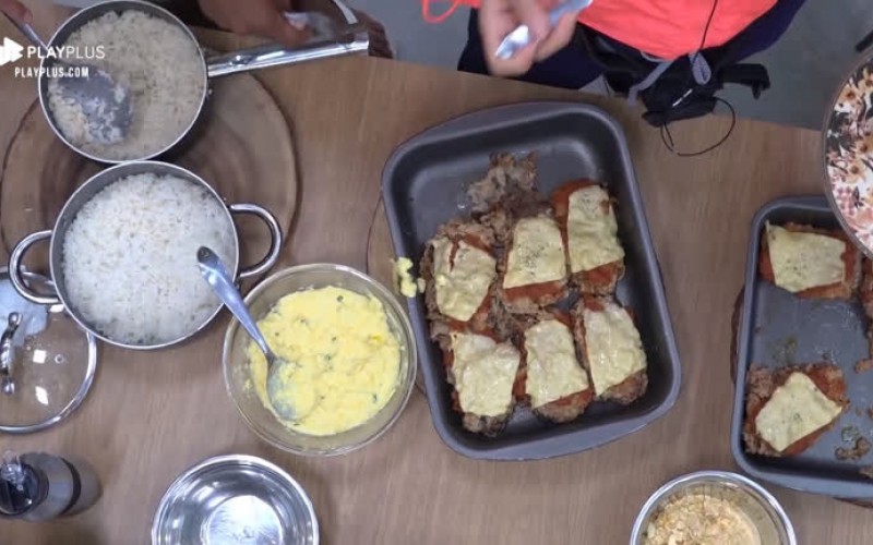 Peões almoçam creme de milho feito por Sabrina Paiva