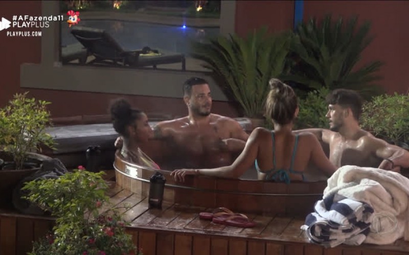 Peões aproveitam o ofurô enquanto Diego lê carta