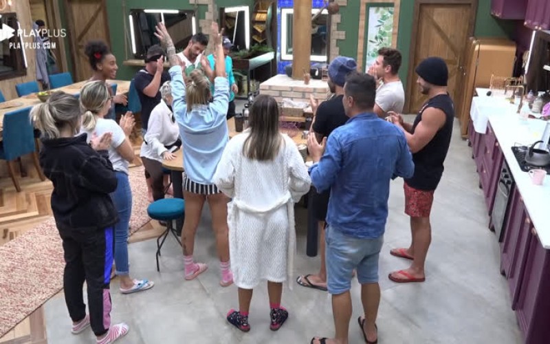 Peões cantam parabéns para a socialite Andréa Nóbrega