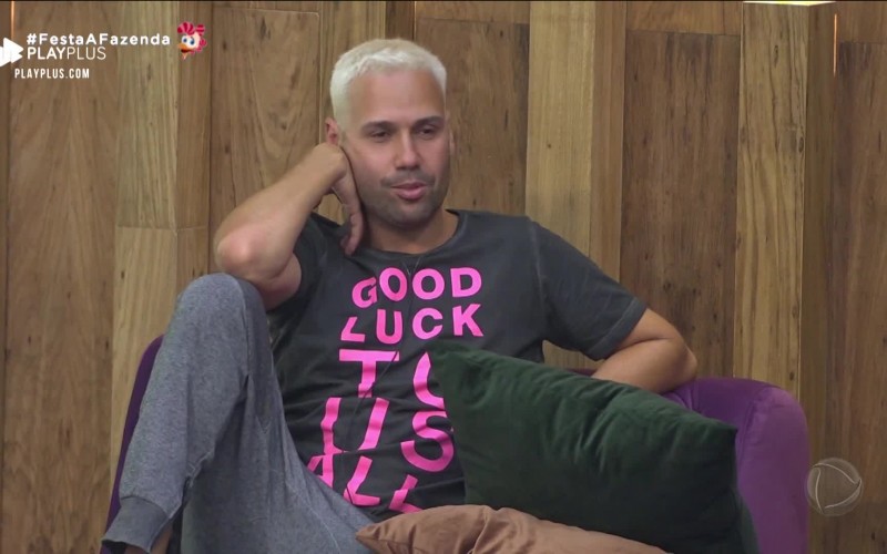 Peões conversam para decidir quem indicar para roça