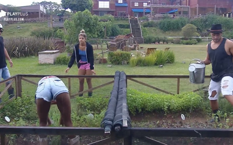 Peões cuidam da horta e comentam o que aprenderam no confinamento