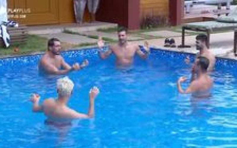 Peões discutem na piscina sobre brincadeiras de mau gosto