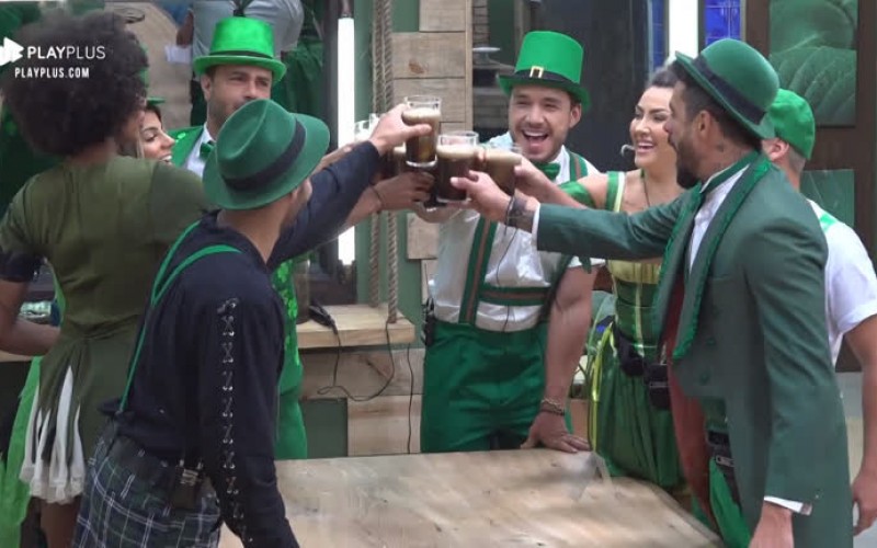 Peões entram em clima de festa com drink irlandês