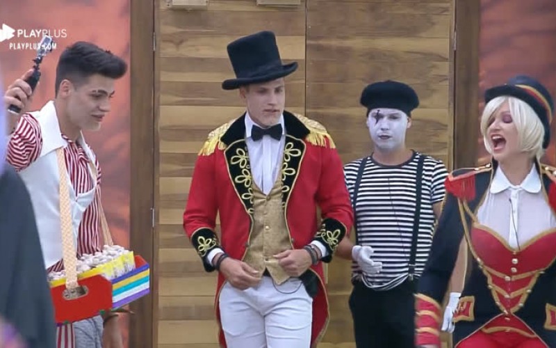 Peões entram no clima da festa fazendo 