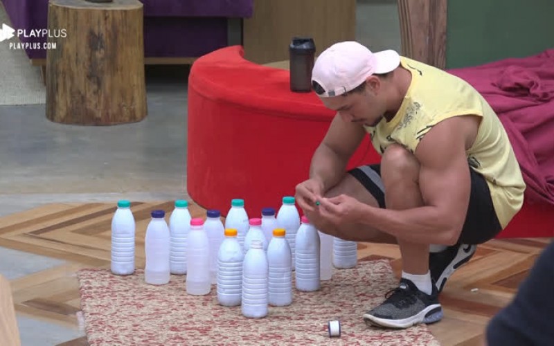 Peões improvisam jogo de boliche com garrafas plásticas de leite