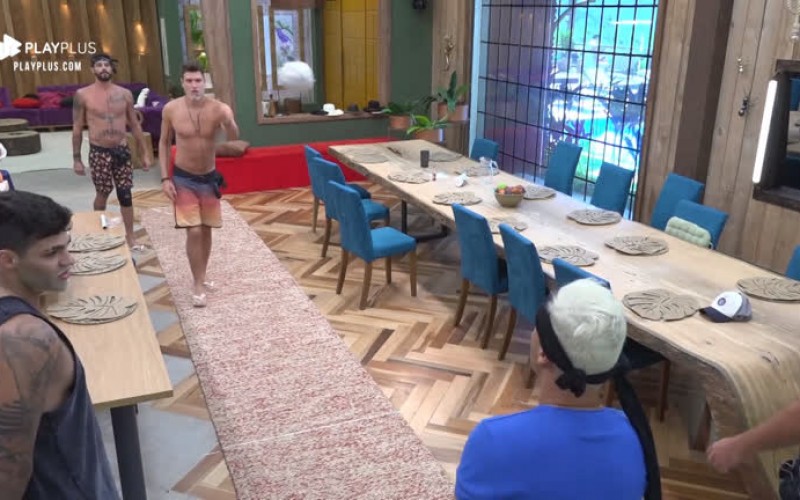 Peões improvisam jogo divertido de bocha na cozinha