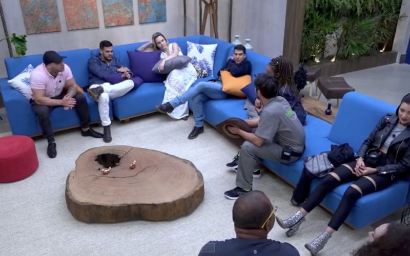 Peões já conversam sobre voto e se preocupam com formação da Roça