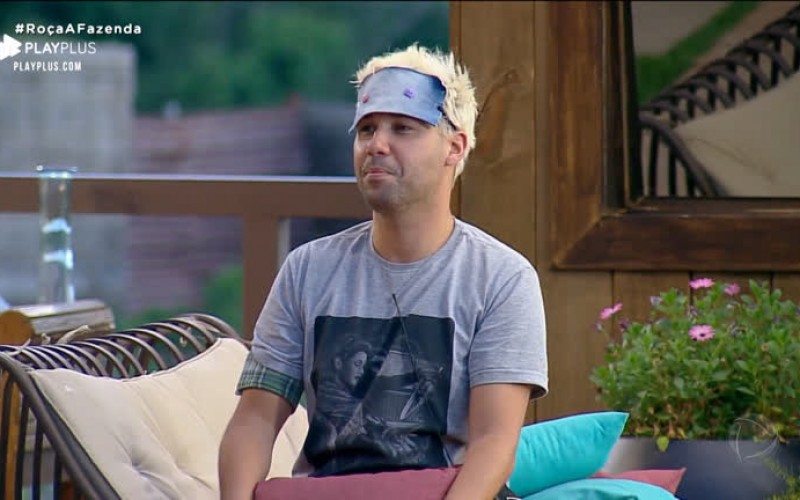 Peões recebem punição após Viny Vieira jogar água no galo