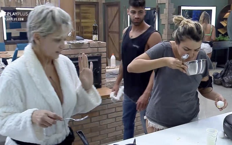 Peões reclamam de ovo podre achado na geladeira