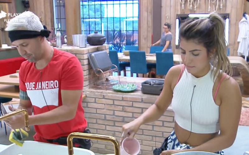 Peões relembram depressão na carreira da cantora Anitta