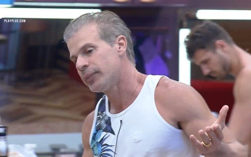 Peões relembram que Túlio já posou pelado em revista: 