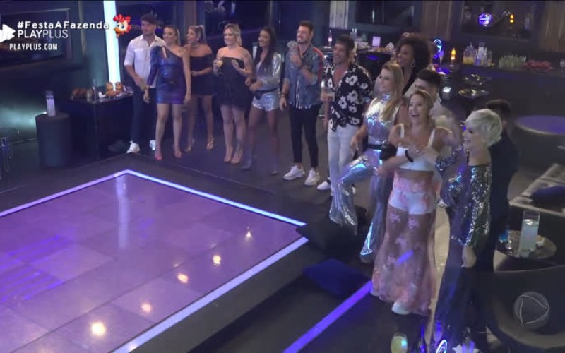 Peões se divertem ao assistir retrospectiva da Fazenda