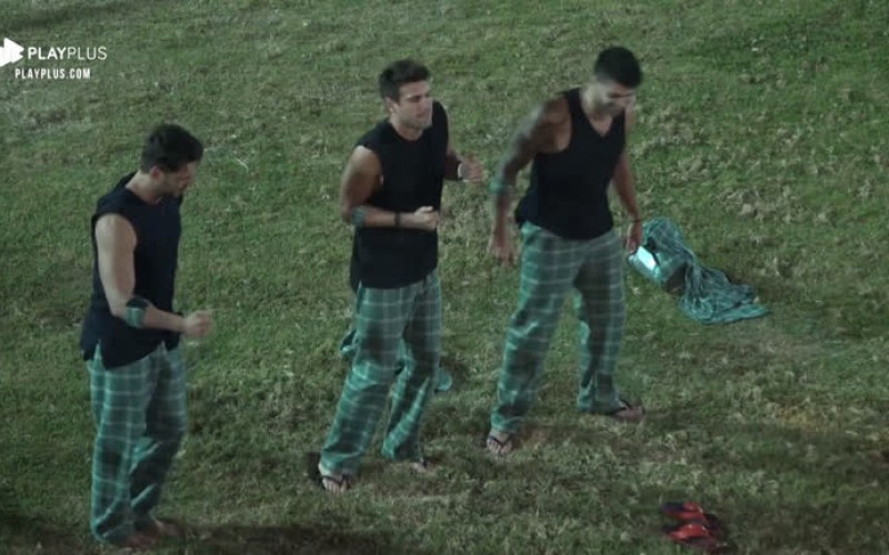 Peões tiram sarro dos passos de dança de Lucas