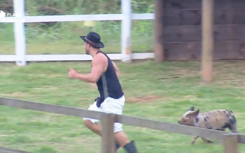 Perseguido por porco, Lucas Viana foge com medo de levar mordida