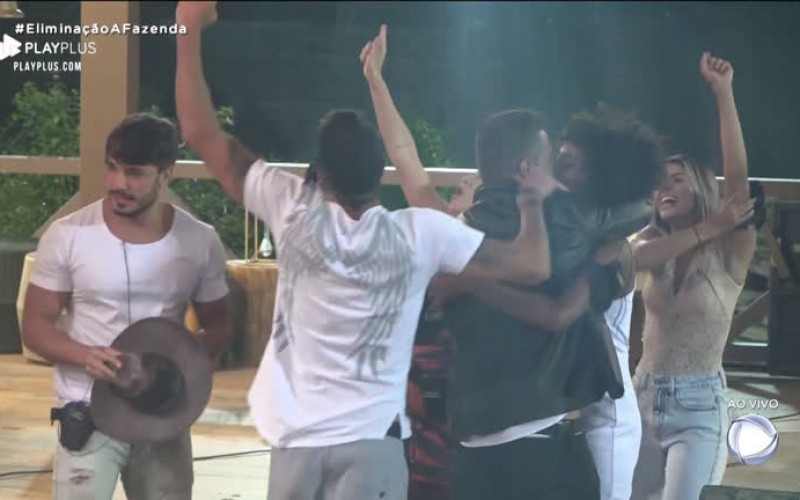 Phavanello volta da Roça e Equipe Lua comemora vitória do grupo