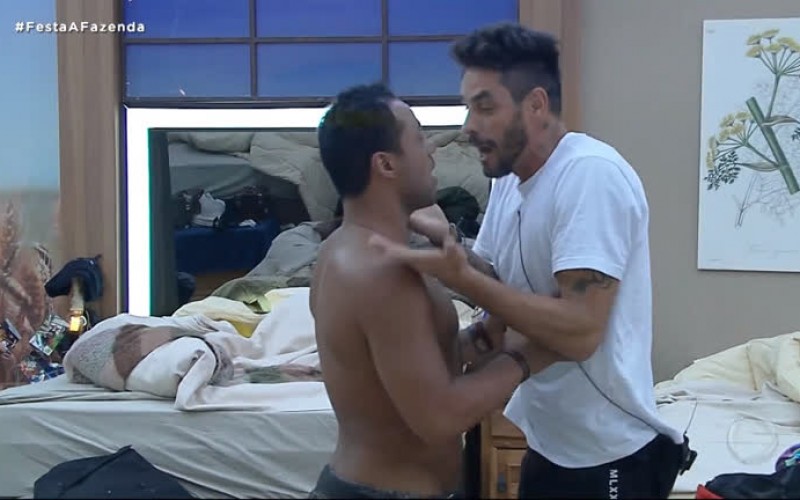 Phellipe causa briga generalizada entre os peões